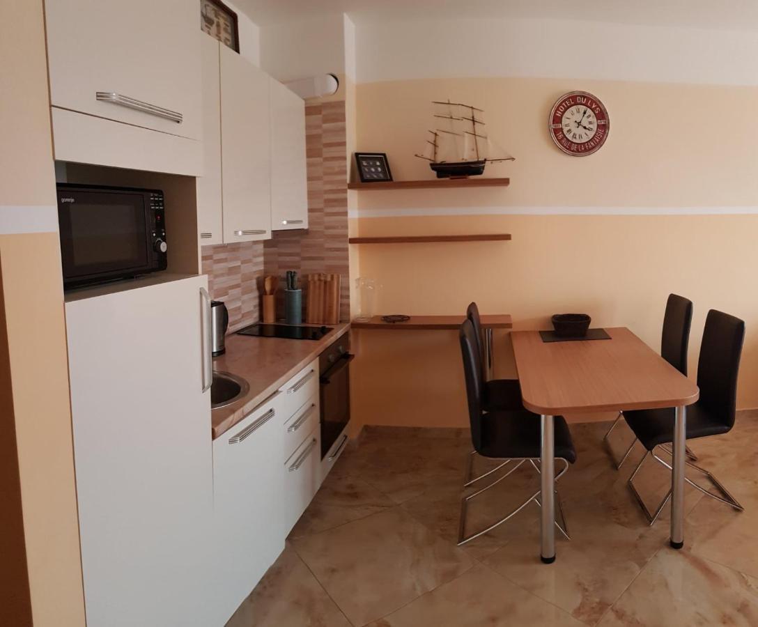 Apartment Sea Space 2 Добра вода Екстериор снимка